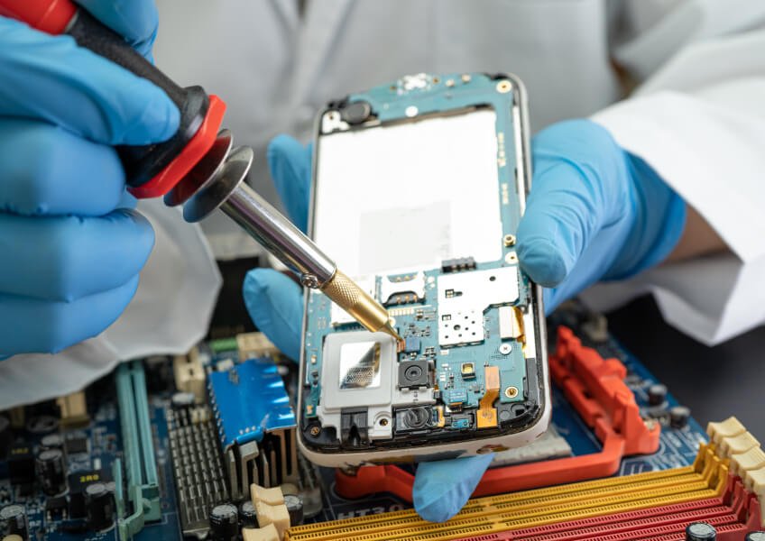 Cracked iPhone Screen? What You Should Know Before Getting It Repaired in Tarneit